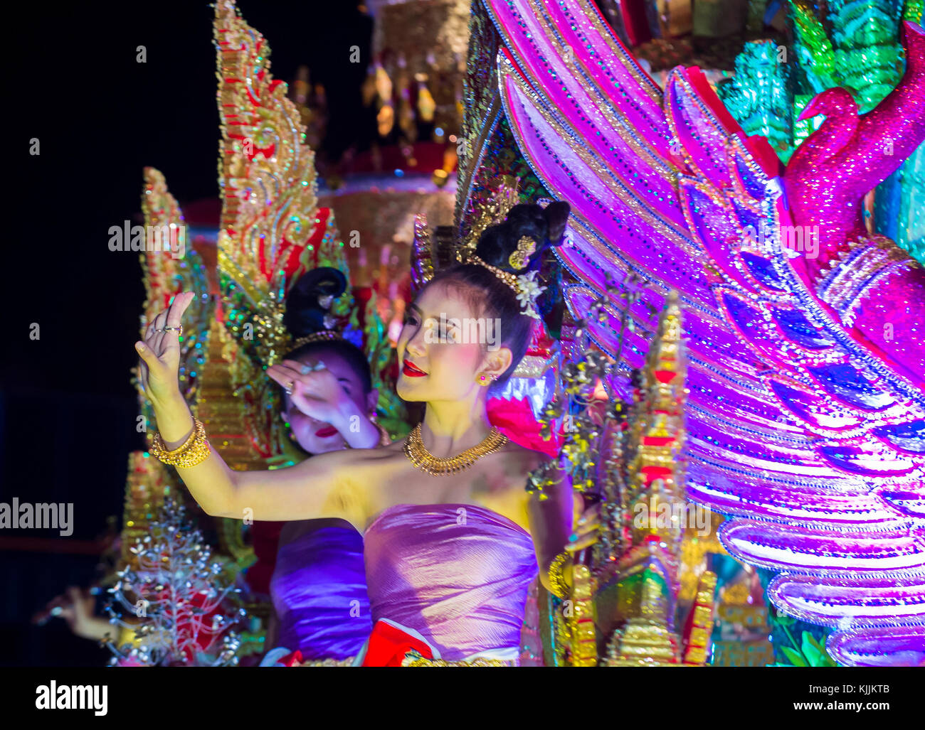 Partecipanti ad una sfilata durante il festival Yee Peng a Chiang mai , Thailandia Foto Stock