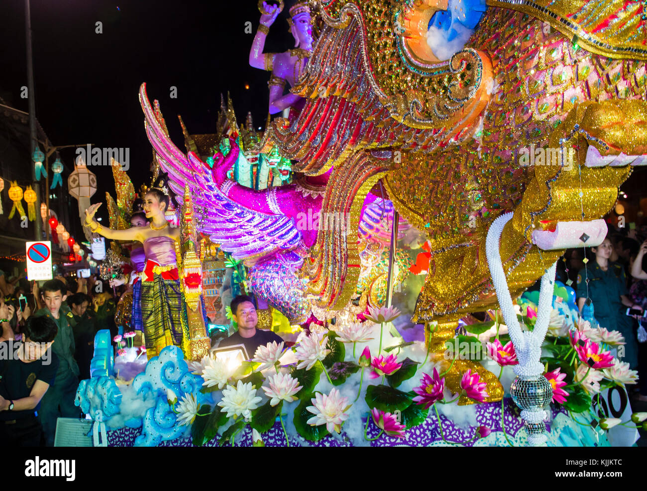 Partecipanti ad una sfilata durante il festival Yee Peng a Chiang mai , Thailandia Foto Stock