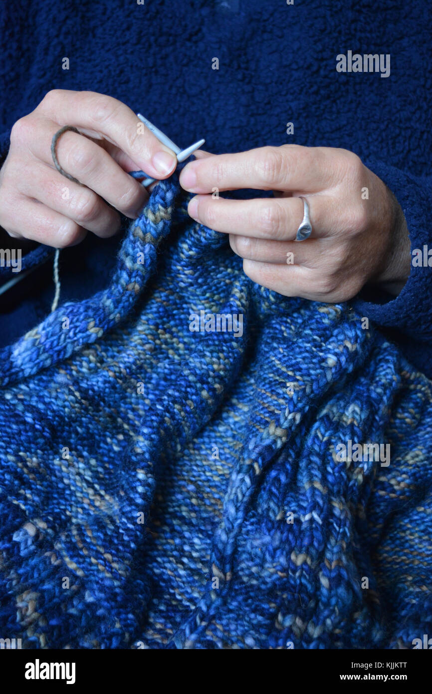 Maglieria donna blu un maglione di lana, close up di aghi di tessitura in  mani Foto stock - Alamy