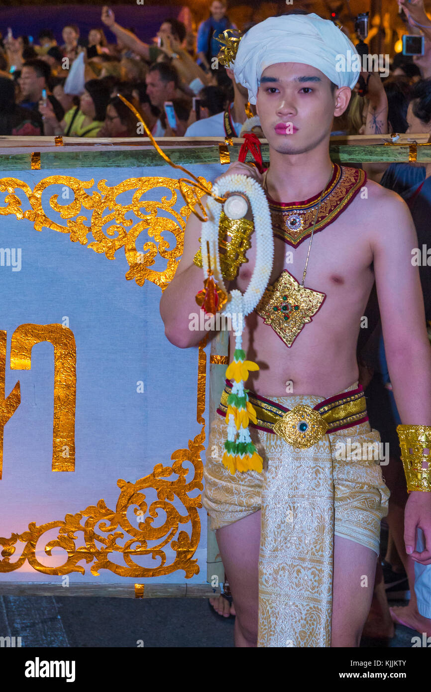 Partecipa a una sfilata durante il festival Yee Peng a Chiang mai , Thailandia Foto Stock