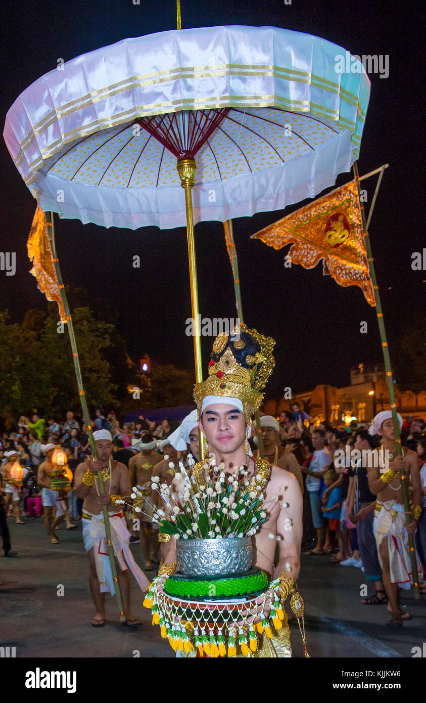 Partecipanti ad una sfilata durante il festival Yee Peng a Chiang mai , Thailandia Foto Stock