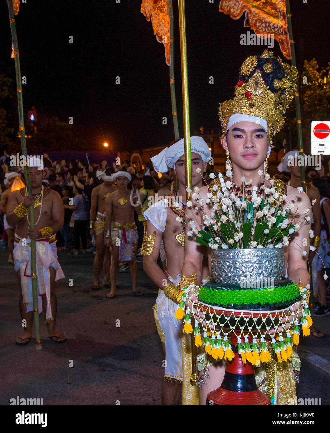 Partecipanti ad una sfilata durante il festival Yee Peng a Chiang mai , Thailandia Foto Stock