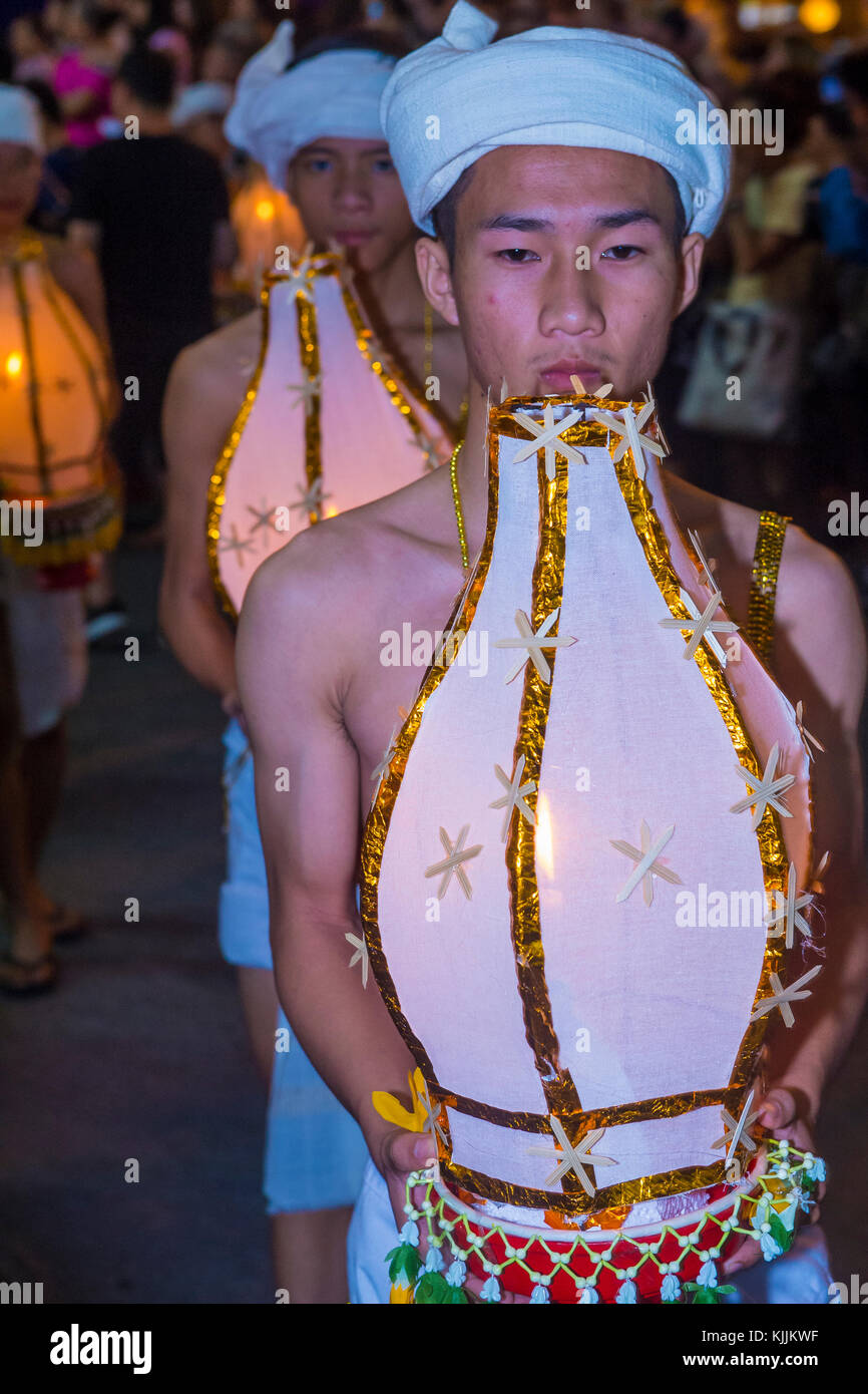 Partecipanti ad una sfilata durante il festival Yee Peng a Chiang mai , Thailandia Foto Stock