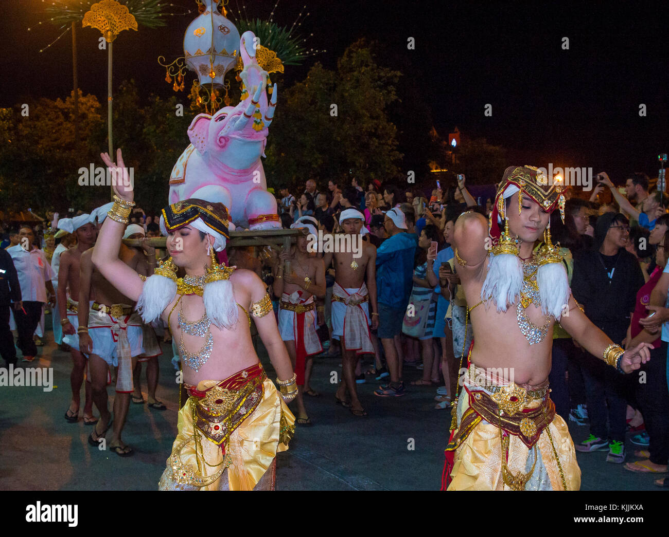 Partecipanti ad una sfilata durante il festival Yee Peng a Chiang mai , Thailandia Foto Stock