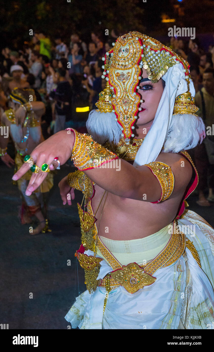 Partecipa a una sfilata durante il festival Yee Peng a Chiang mai , Thailandia Foto Stock
