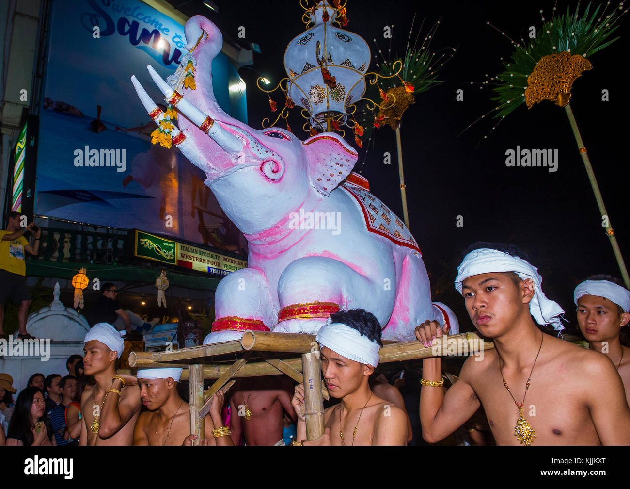 Partecipanti ad una sfilata durante il festival Yee Peng a Chiang mai , Thailandia Foto Stock