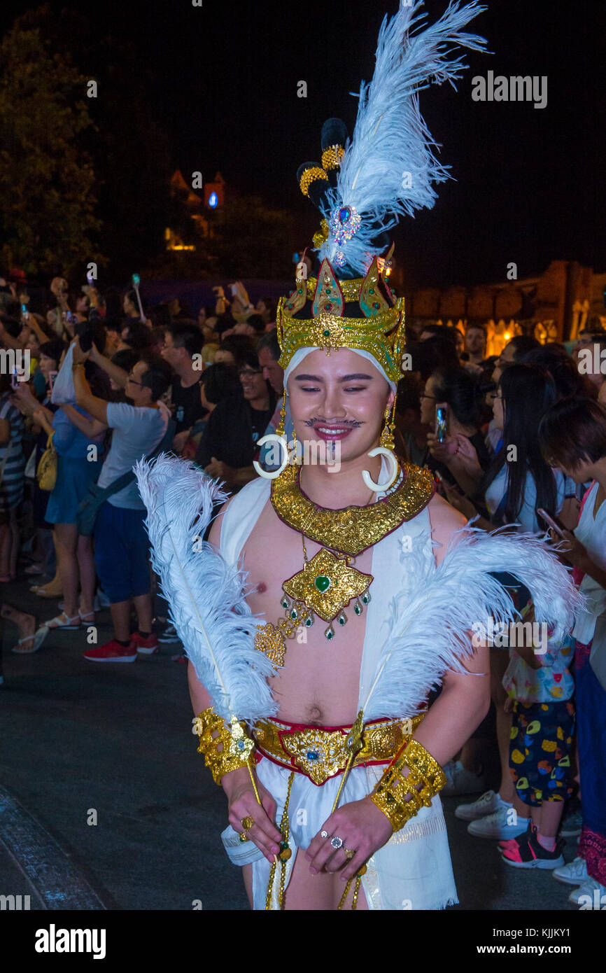 Partecipanti ad una sfilata durante il festival Yee Peng a Chiang mai , Thailandia Foto Stock