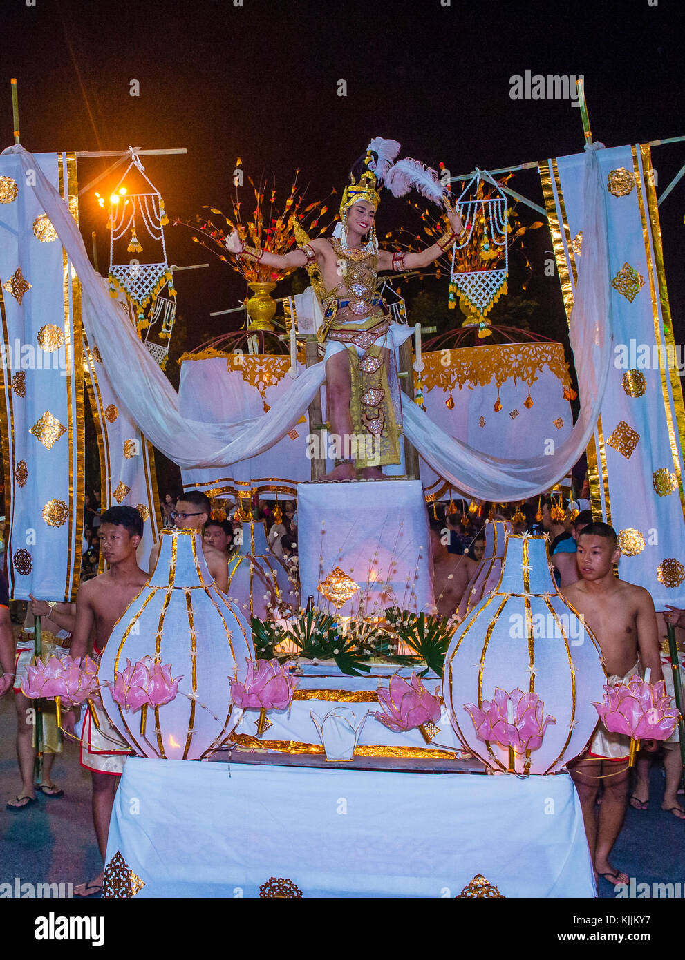 Partecipanti ad una sfilata durante il festival Yee Peng a Chiang mai , Thailandia Foto Stock