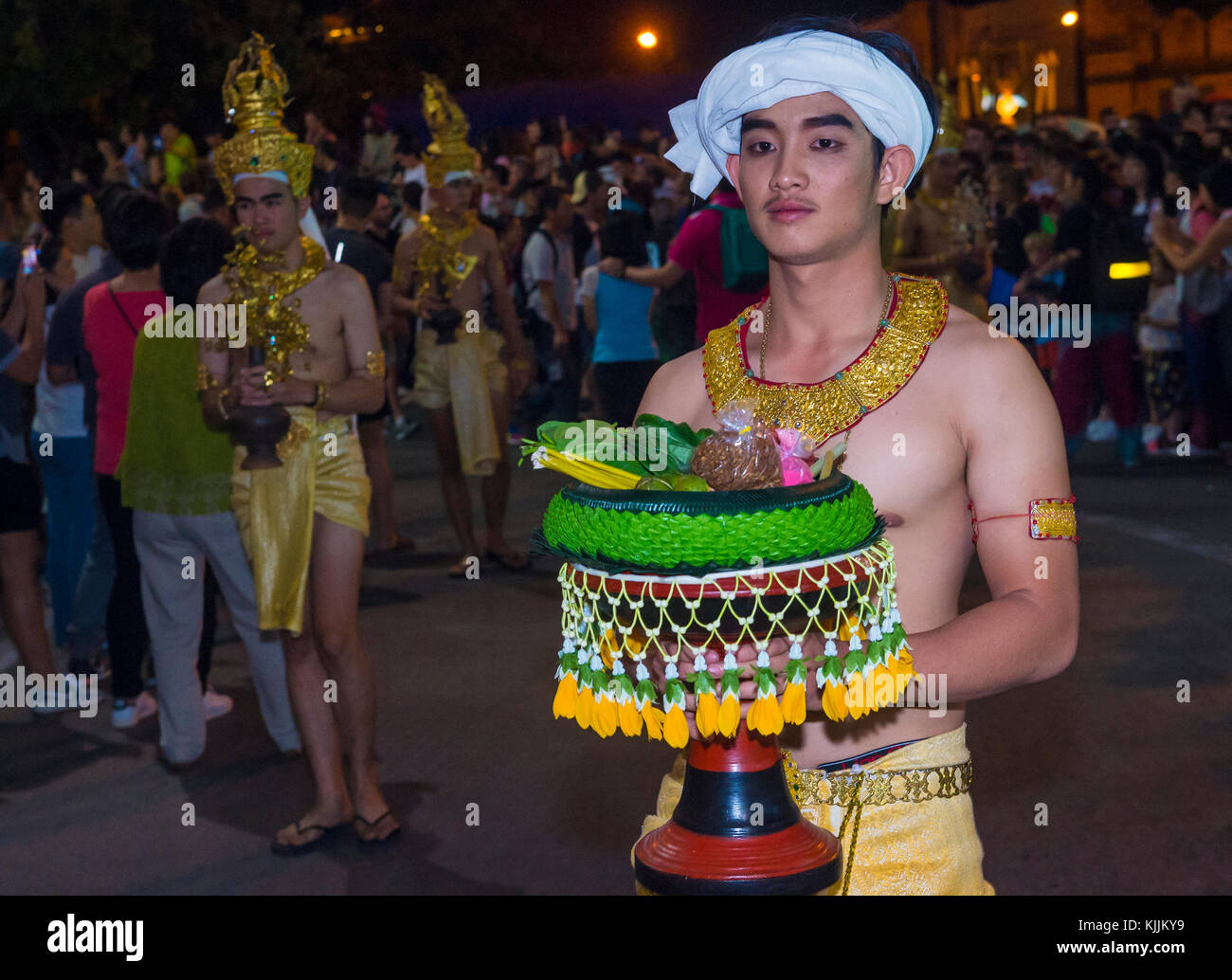 Partecipanti ad una sfilata durante il festival Yee Peng a Chiang mai , Thailandia Foto Stock