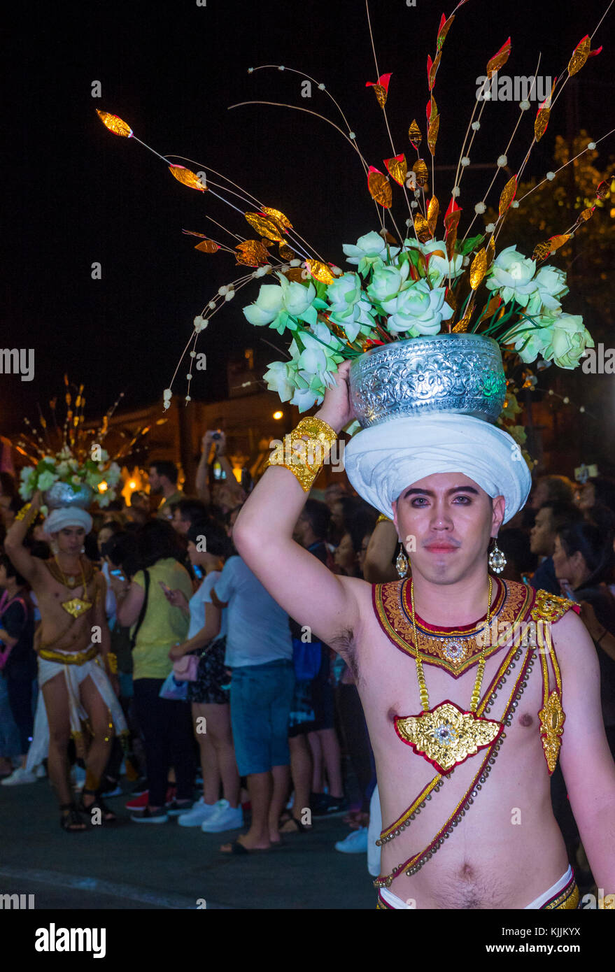 Partecipanti ad una sfilata durante il festival Yee Peng a Chiang mai , Thailandia Foto Stock