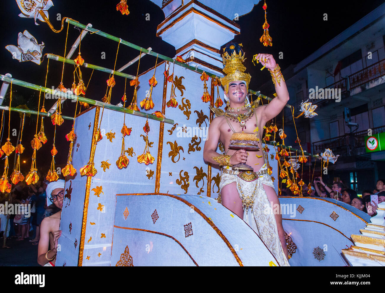 Partecipanti ad una sfilata durante il festival Yee Peng a Chiang mai , Thailandia Foto Stock