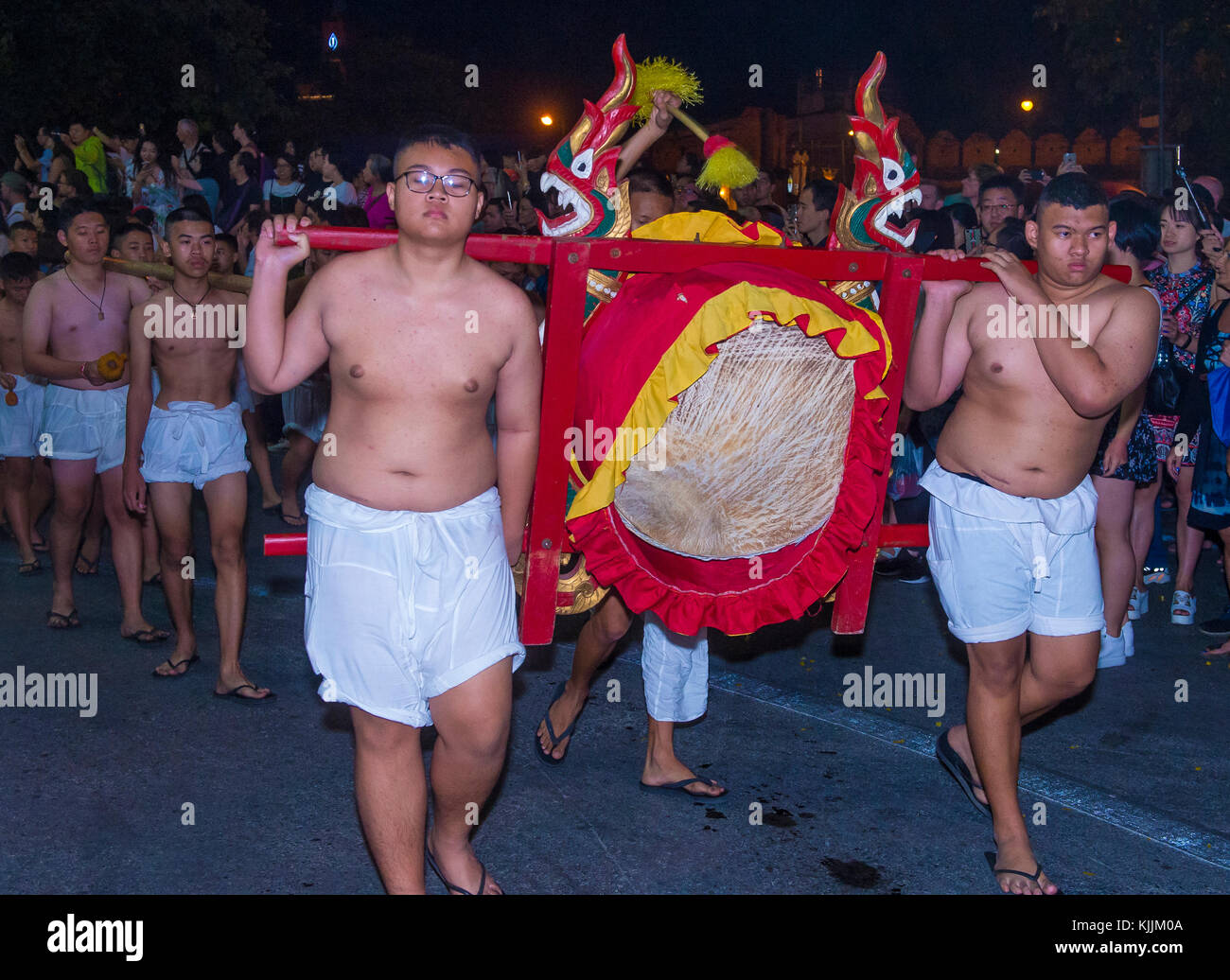 Partecipanti ad una sfilata durante il festival Yee Peng a Chiang mai , Thailandia Foto Stock
