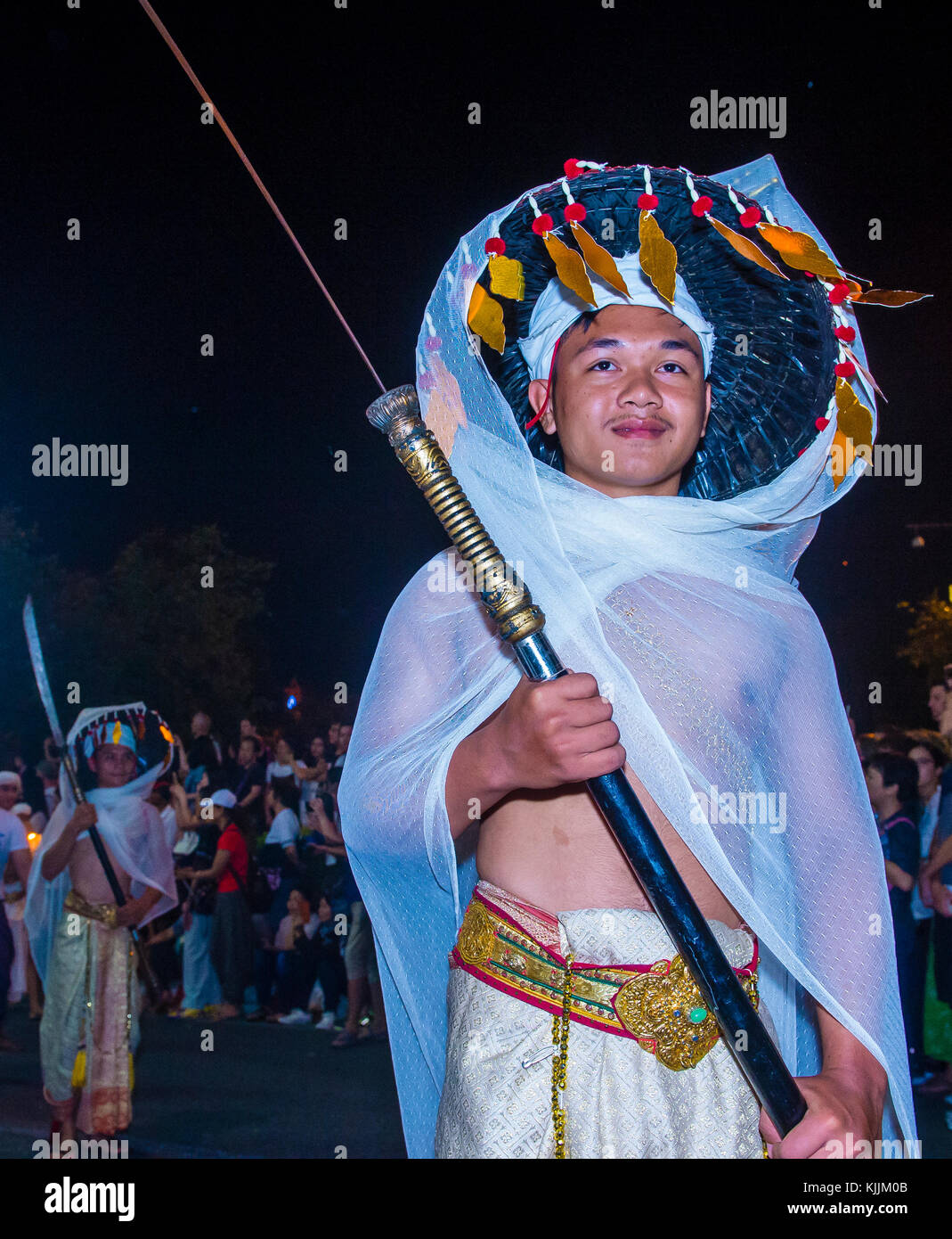 Partecipanti ad una sfilata durante il festival Yee Peng a Chiang mai , Thailandia Foto Stock
