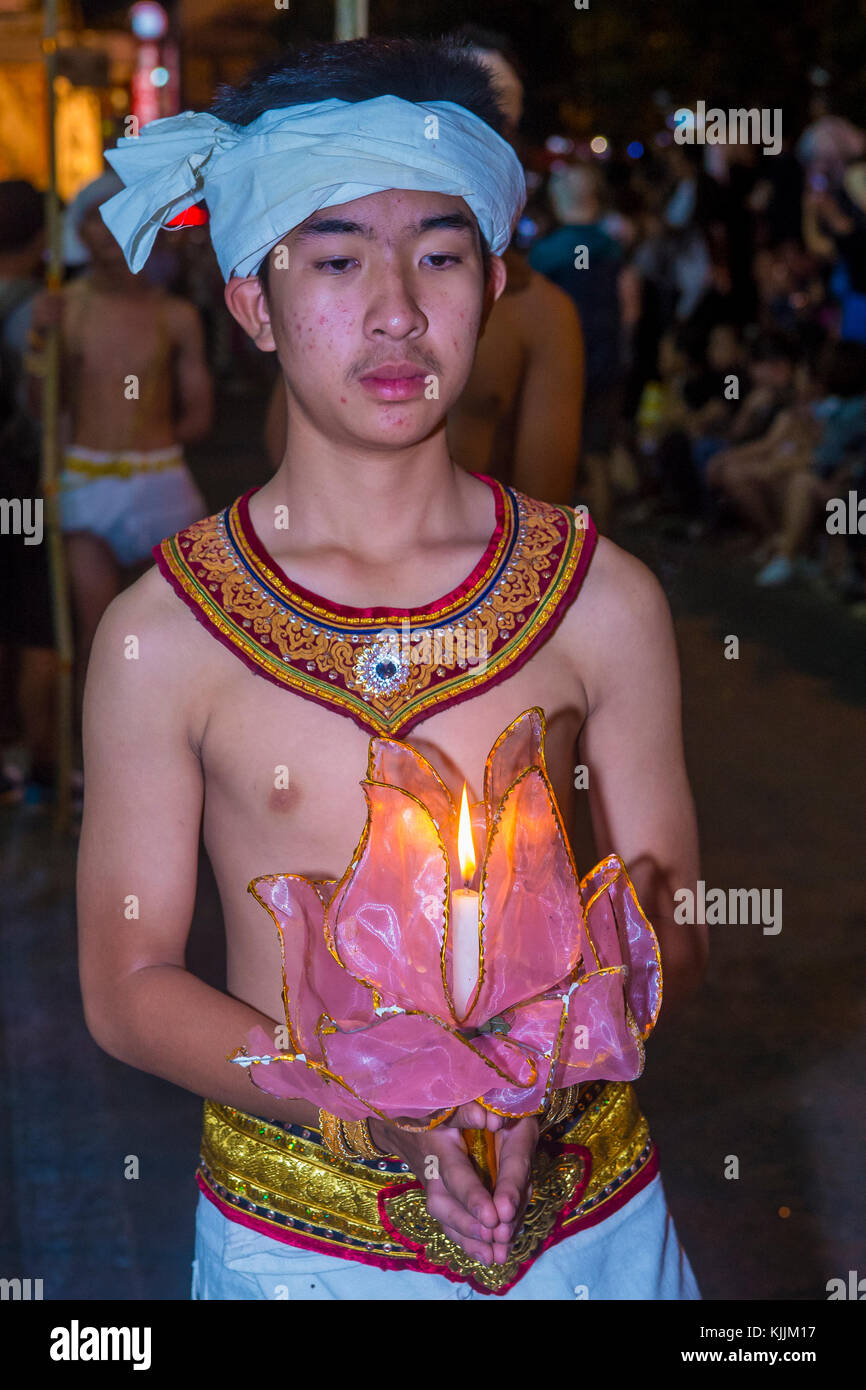 Partecipanti ad una sfilata durante il festival Yee Peng a Chiang mai , Thailandia Foto Stock