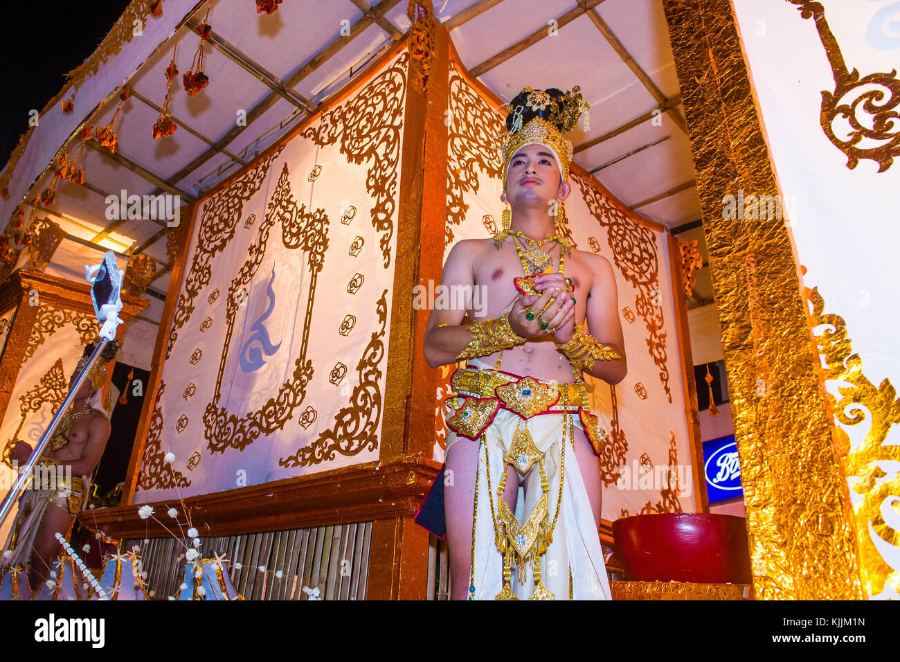 Partecipanti ad una sfilata durante il festival Yee Peng a Chiang mai , Thailandia Foto Stock