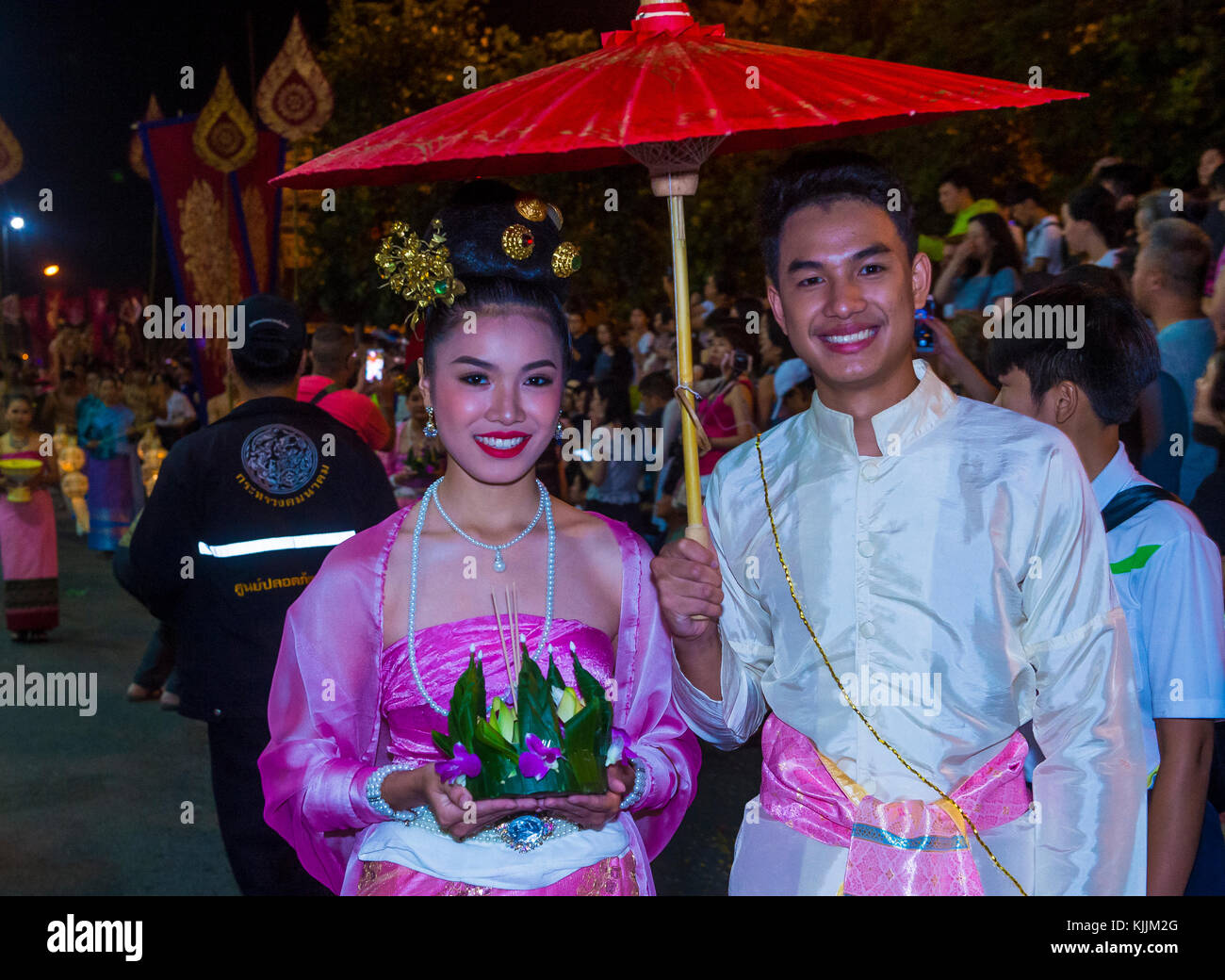 Partecipanti ad una sfilata durante il festival Yee Peng a Chiang mai , Thailandia Foto Stock