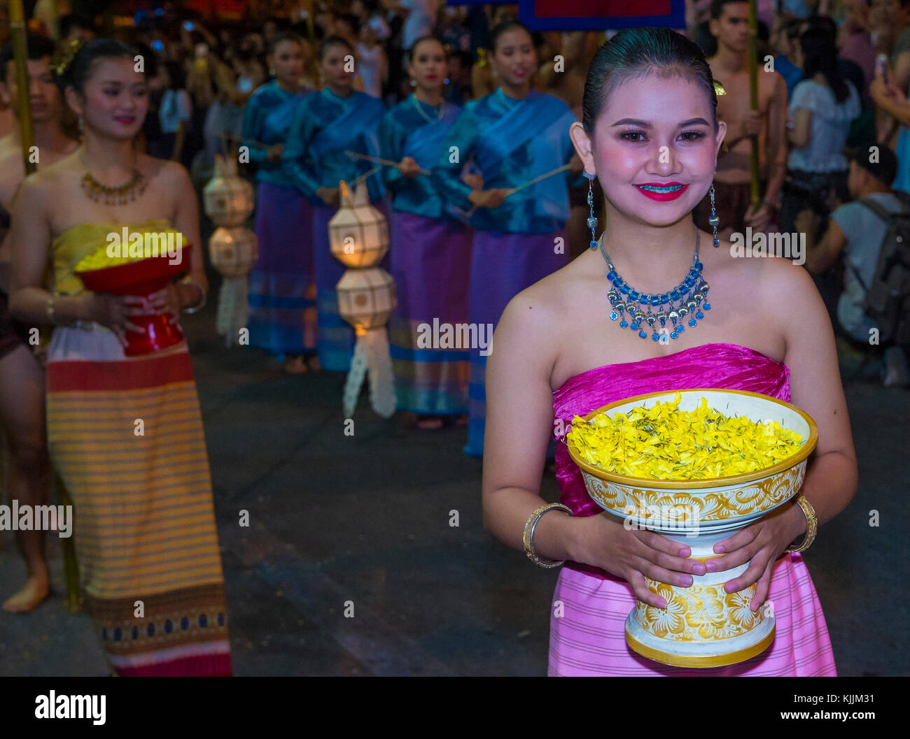 Partecipanti ad una sfilata durante il festival Yee Peng a Chiang mai , Thailandia Foto Stock