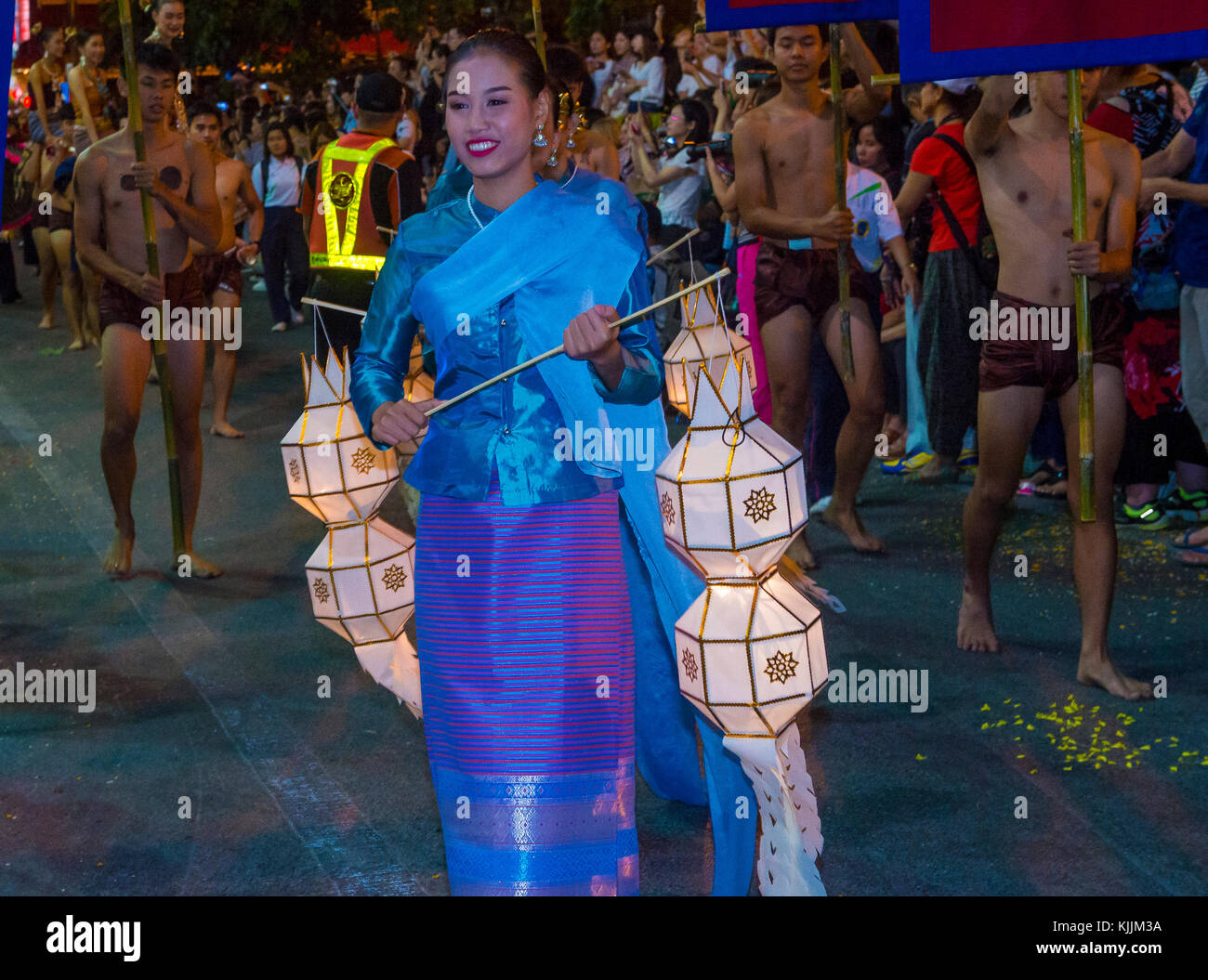 Partecipanti ad una sfilata durante il festival Yee Peng a Chiang mai , Thailandia Foto Stock