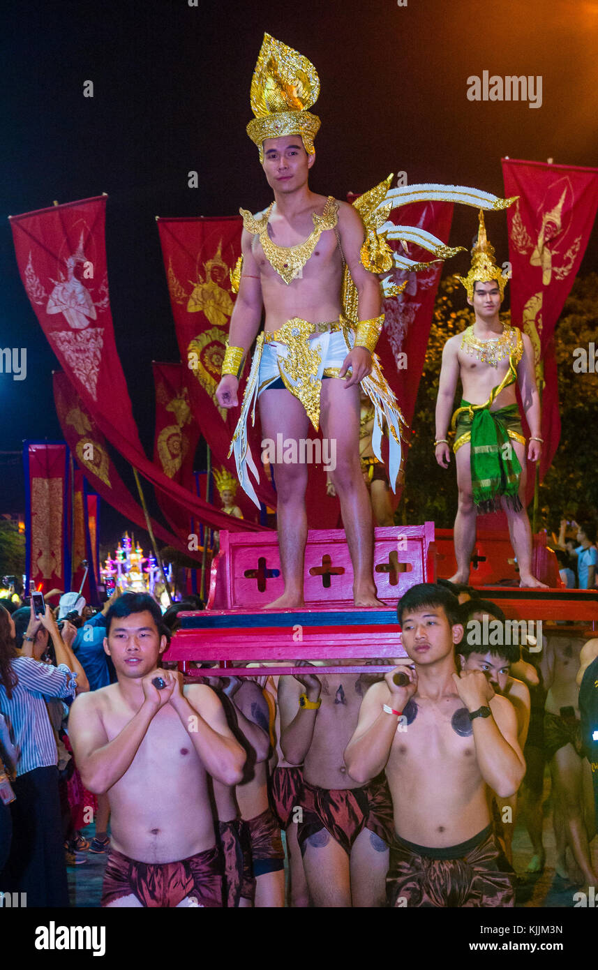 Partecipanti ad una sfilata durante il festival Yee Peng a Chiang mai , Thailandia Foto Stock