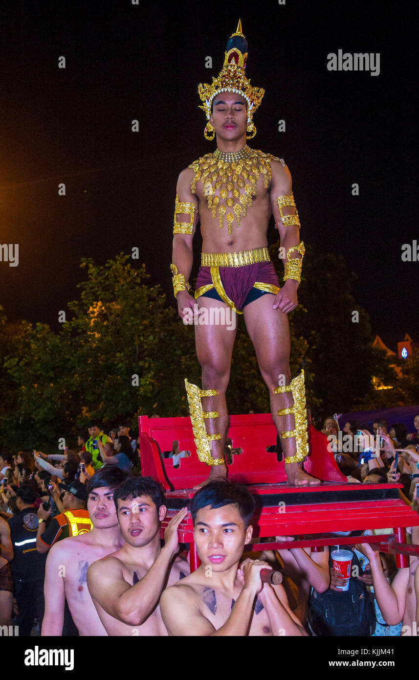 Partecipanti ad una sfilata durante il festival Yee Peng a Chiang mai , Thailandia Foto Stock