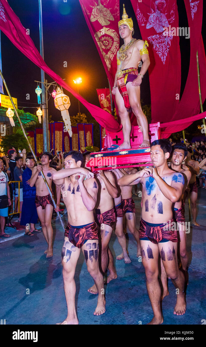 Partecipanti ad una sfilata durante il festival Yee Peng a Chiang mai , Thailandia Foto Stock