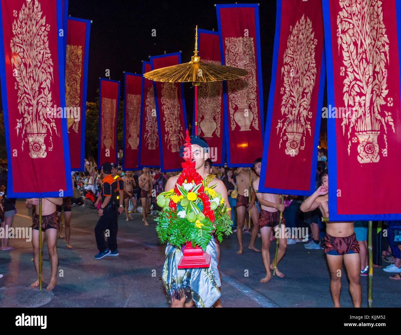Partecipanti ad una sfilata durante il festival Yee Peng a Chiang mai , Thailandia Foto Stock