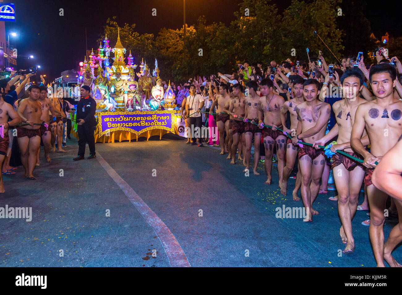 Partecipanti ad una sfilata durante il festival Yee Peng a Chiang mai , Thailandia Foto Stock