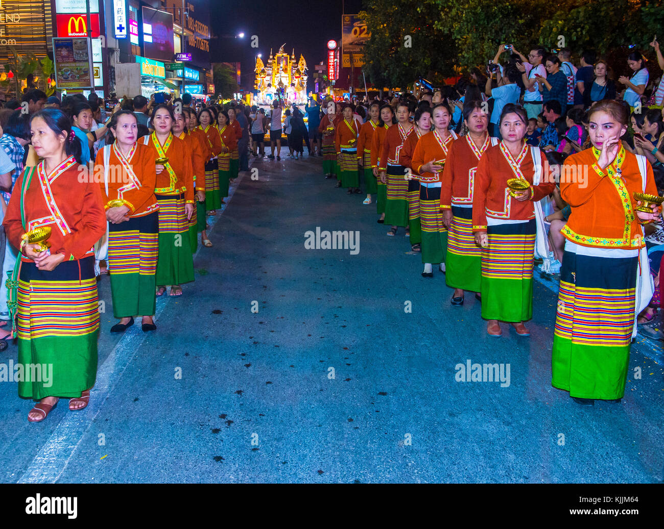 Partecipanti ad una sfilata durante il festival Yee Peng a Chiang mai , Thailandia Foto Stock