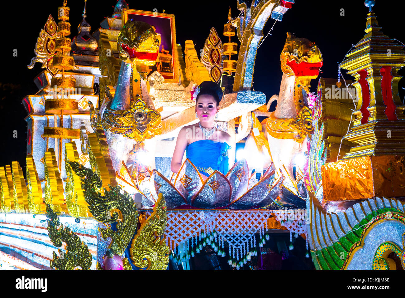 Partecipanti ad una sfilata durante il festival Yee Peng a Chiang mai , Thailandia Foto Stock