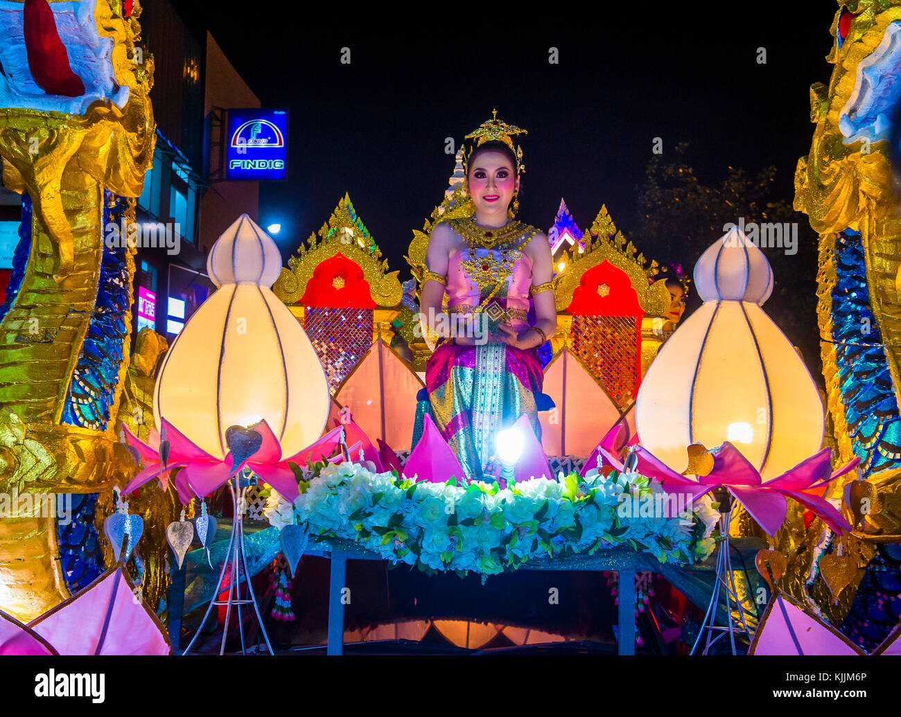 Partecipa a una sfilata durante il festival Yee Peng a Chiang mai , Thailandia Foto Stock
