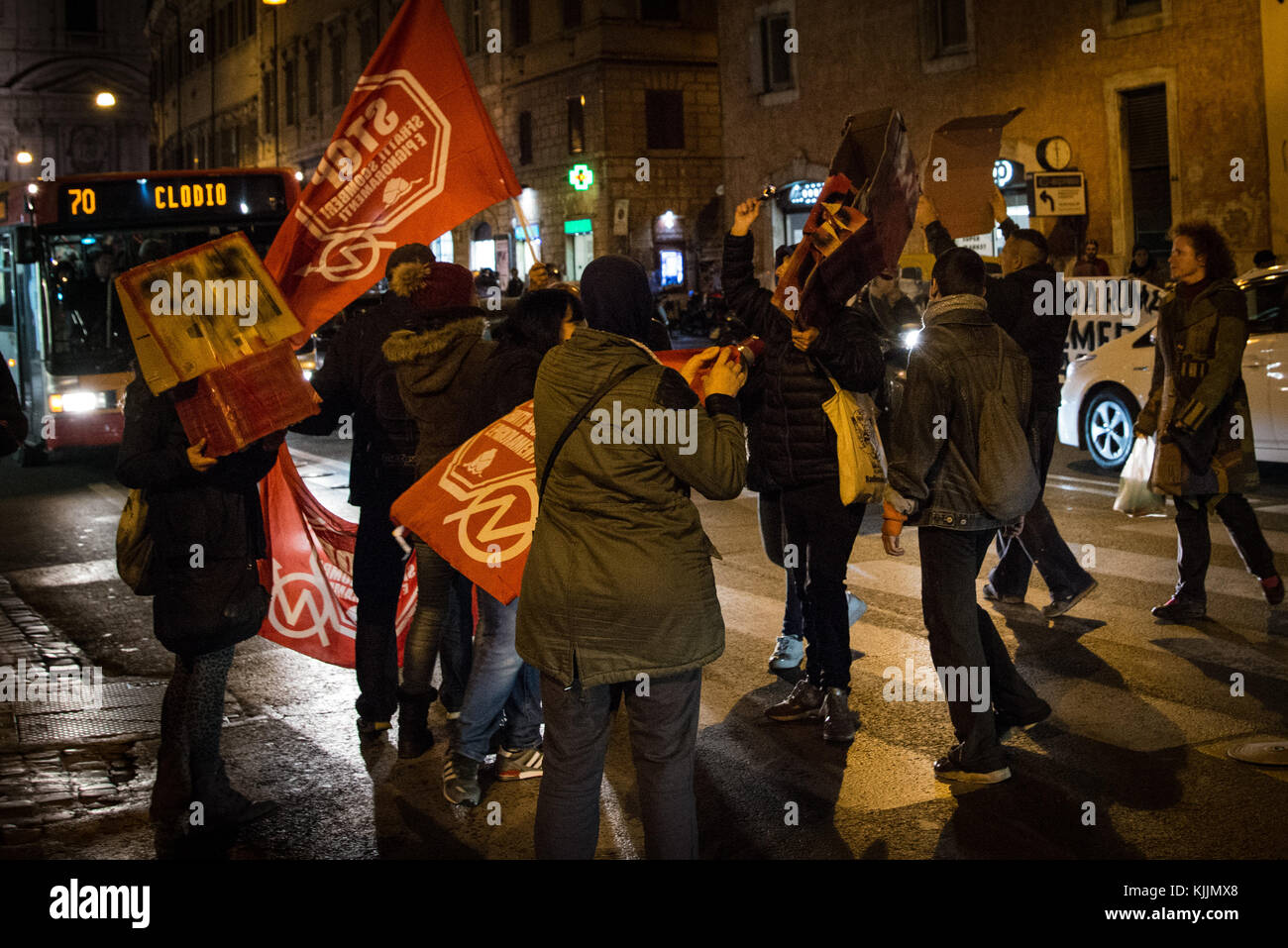 Roma, Italia. 23 nov, 2017. i movimenti per il diritto alla casa contest di cinque stelle movimento (m5s) e il suo leader bebbe grillo, chi è in possesso di uno spettacolo chiamato 'insonnia" presso il teatro flaiano, per contestare la per delle politiche abitative del sindaco di Roma virginia raggi il 23 novembre 2017 a Roma, Italia. a Roma ci sono 50.000 persone in una precaria situazione abitativa in attesa di una soluzione e una decina di sfratti sono fatte ogni giorno a causa di ritardi nei pagamenti., il 23 novembre 2017 credit: Andrea ronchini/Pacific press/alamy live news Foto Stock