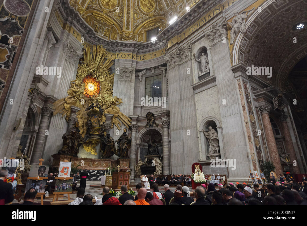 Città del Vaticano il Vaticano. 23 nov, 2017. papa Francesco conduce un servizio di preghiera per la pace nel sud Sudan e Repubblica democratica del Congo nella basilica di San Pietro in Vaticano, il Concilio Vaticano il 23 novembre 2017. organizzato da "solidarietà con il sud Sudan" in associazione con l Ufficio Giustizia e Pace delle organizzazioni religiose in tutto il mondo, l'evento in san pietro è parte di una iniziativa mondiale invitando i cristiani di tutto il mondo ad unirsi in preghiera per la pace. Credito: Giuseppe ciccia/Pacific press/alamy live news Foto Stock