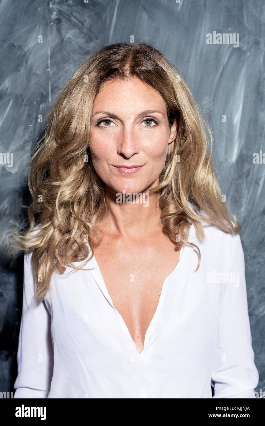 Ritratto di fiducioso donna bionda Foto Stock