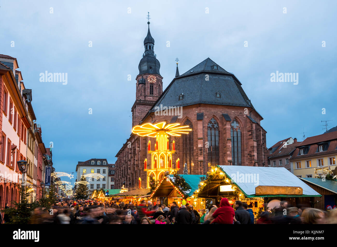 Germania, Heidelberg, mercato di Natale presso la chiesa dello Spirito Santo Foto Stock