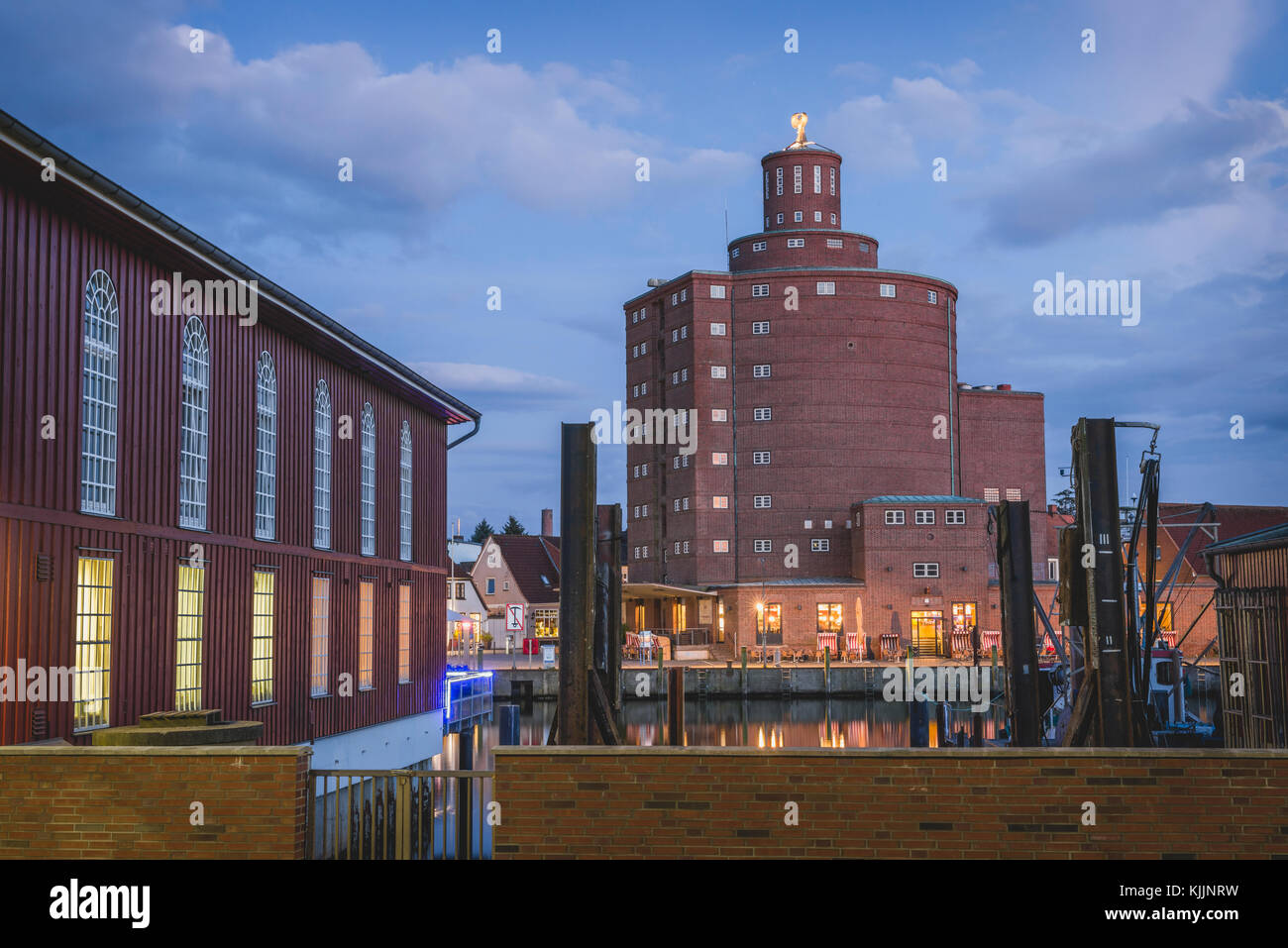 Germania, Eckernfoerde, vista al vecchio silo e del cantiere navale al crepuscolo serale Foto Stock