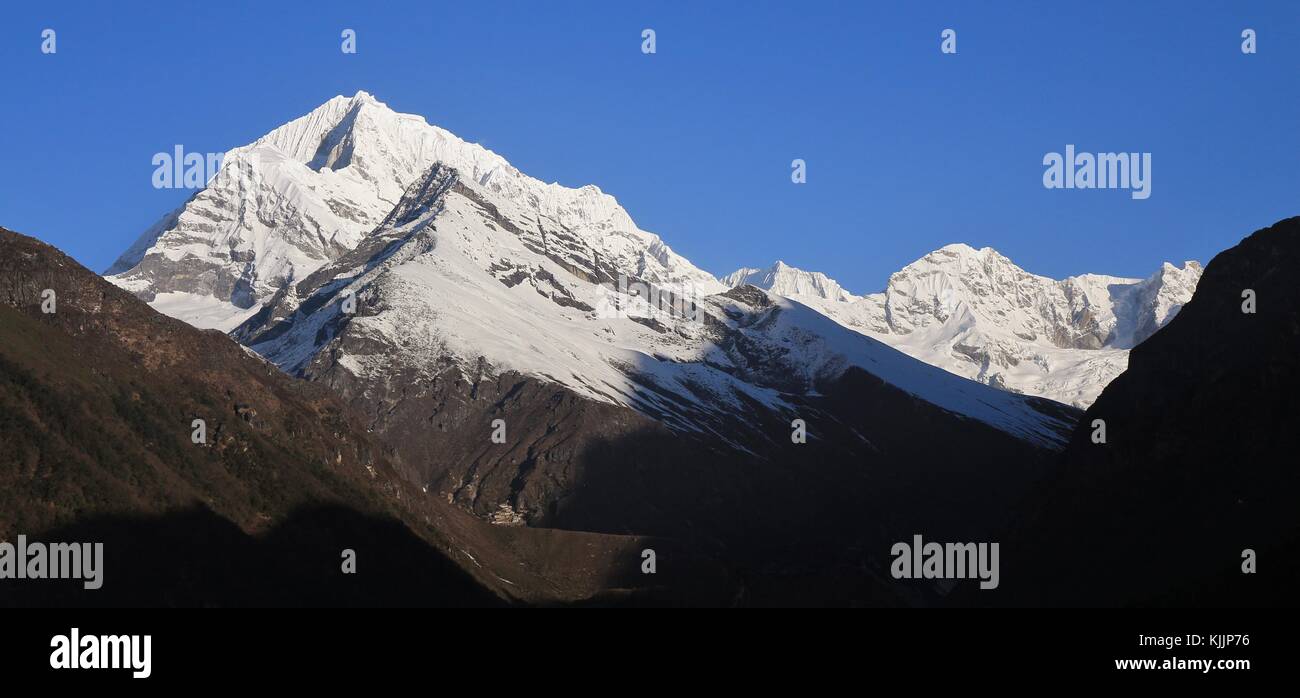 Sunder picco e altre alte montagne visto da un posto vicino a Namche Bazaar, Nepal. Foto Stock