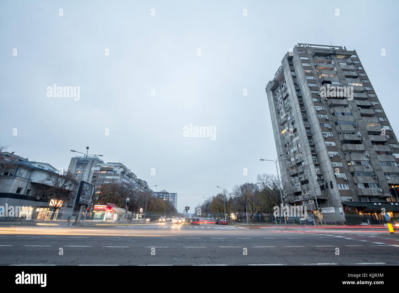 BELGRADO, SERBIA - 19 NOVEMBRE 2017: Strada a nuova Belgrado con alti edifici residenziali che invecchiano dal periodo comunista costruiti sul lato. Nuovo BE Foto Stock