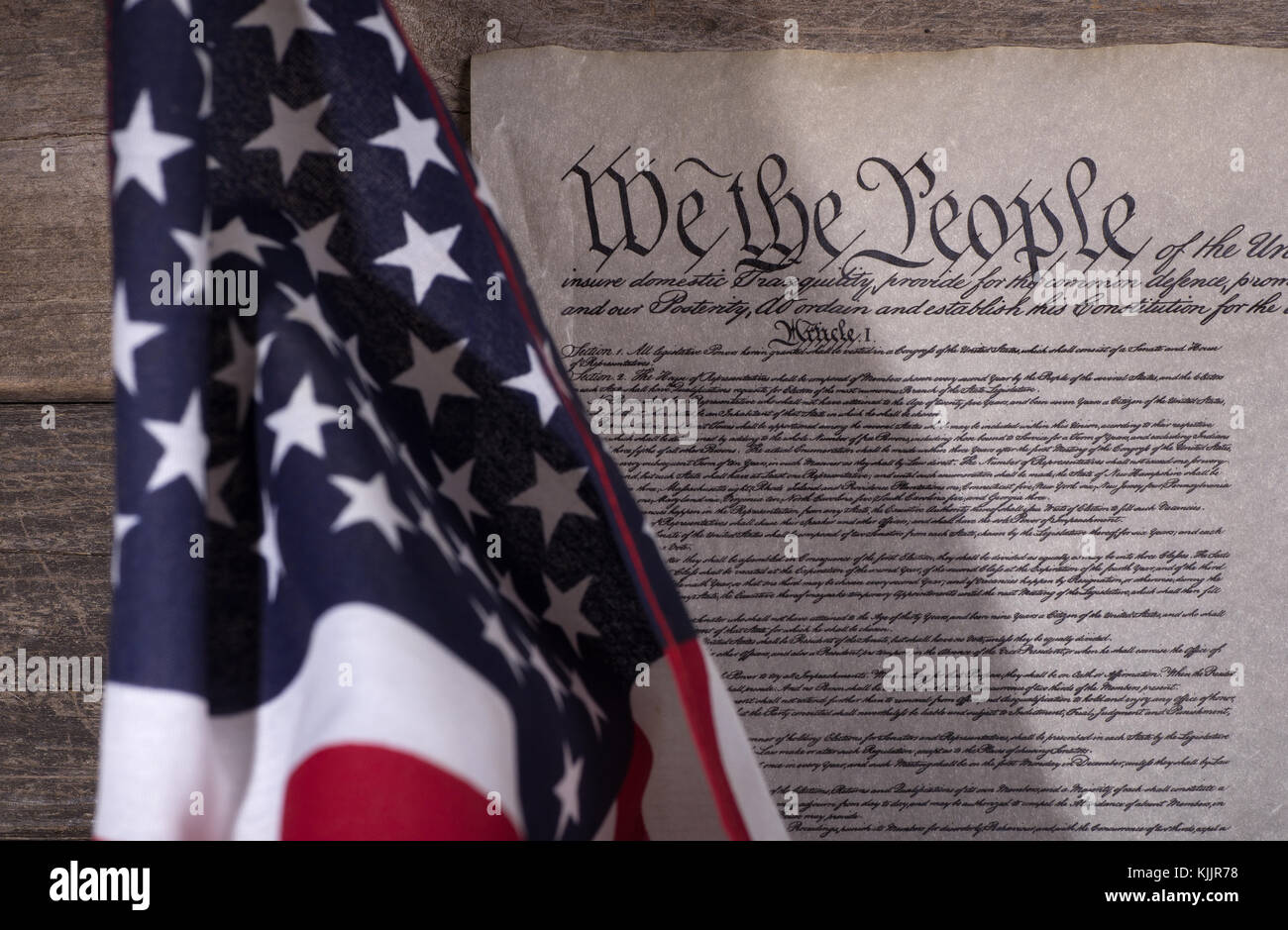 Costituzione degli Stati Uniti con la bandiera americana in primo piano Foto Stock