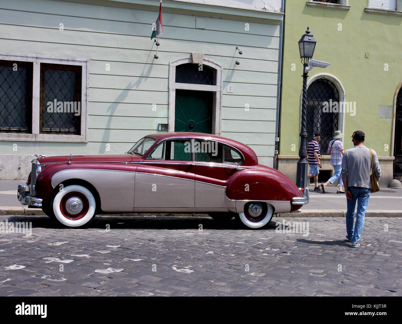 Strada di Budapest con un auto classica Foto Stock