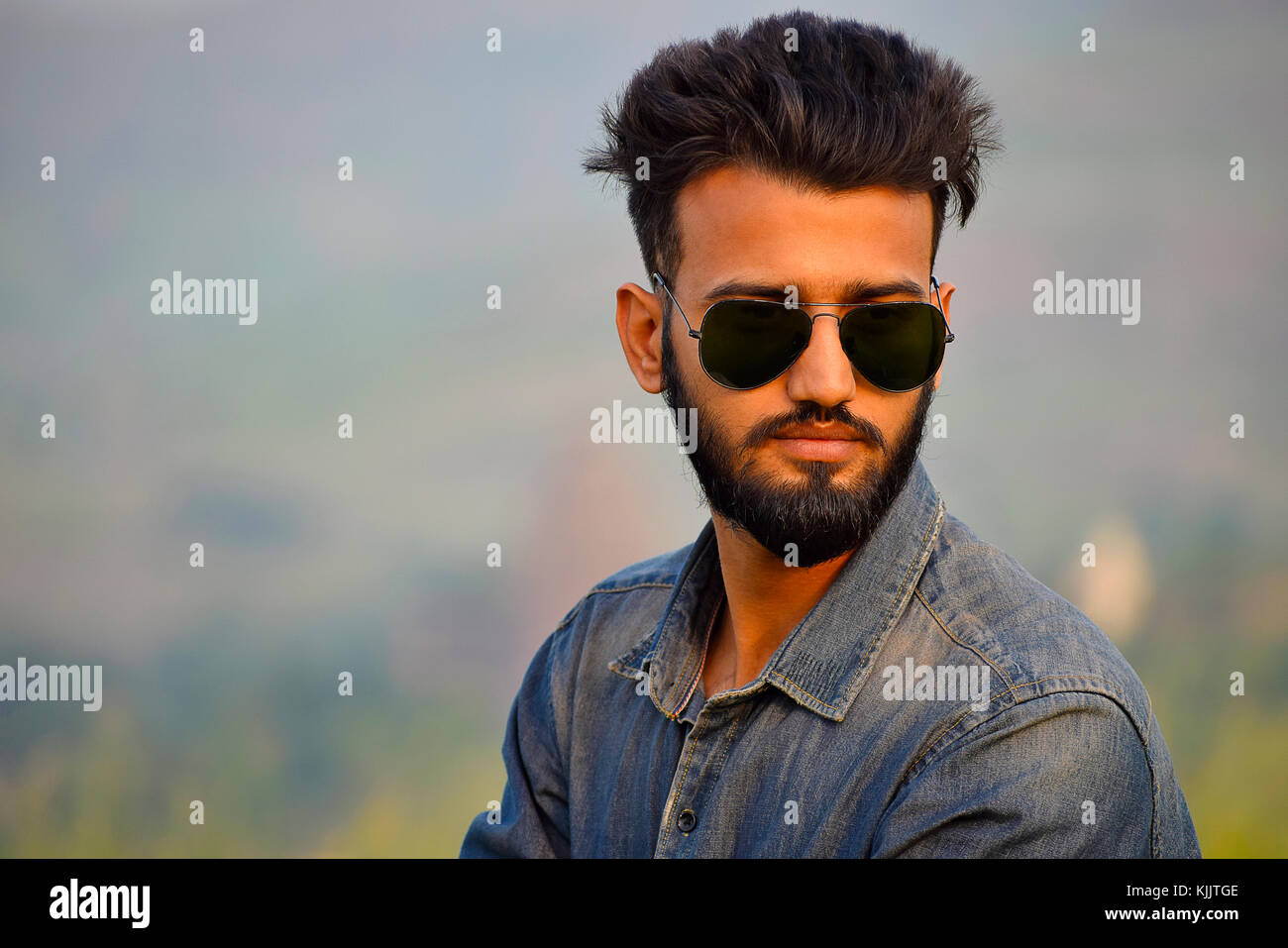 Ragazzo indiano con occhiali da sole nei pressi di montagna, Pune,  Maharashtra Foto stock - Alamy