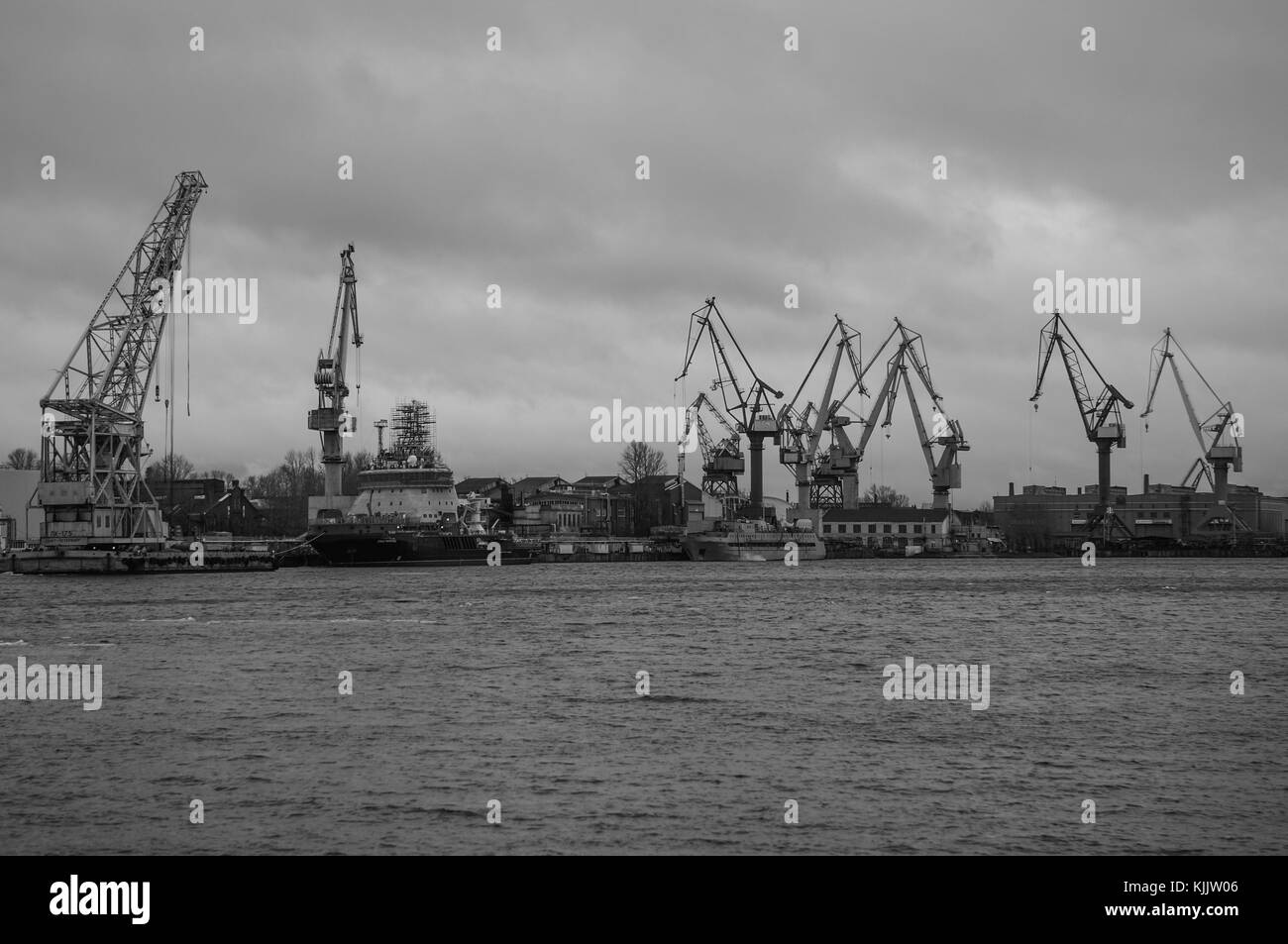 Gru e vecchie navi nel porto di San Pietroburgo, Russia Foto Stock