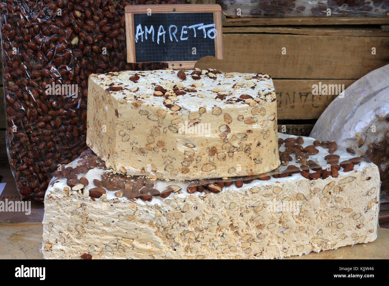 Torrone per la vendita su un mercato. La Francia. Foto Stock