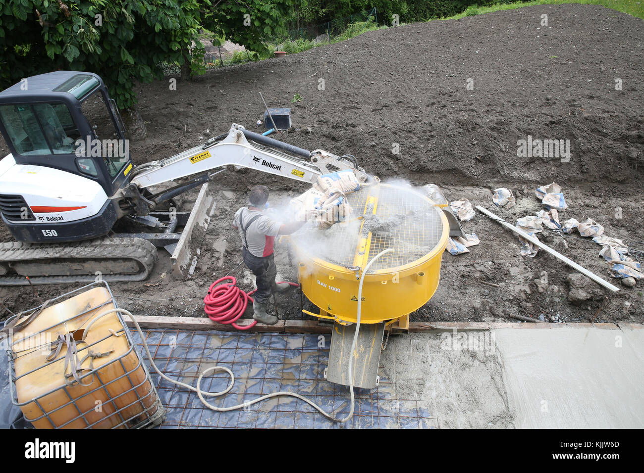 Sito in costruzione. Lavoratore facendo concreto. La Francia. Foto Stock