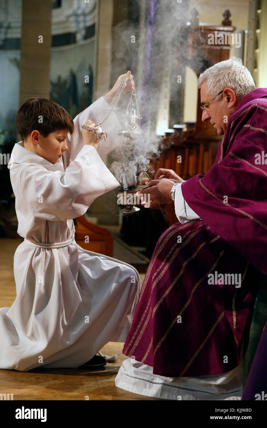 Il mercoledì delle ceneri celebrazione presso la cattedrale di Notre Dame du Travail chiesa cattolica romana, Parigi. La Francia. Foto Stock