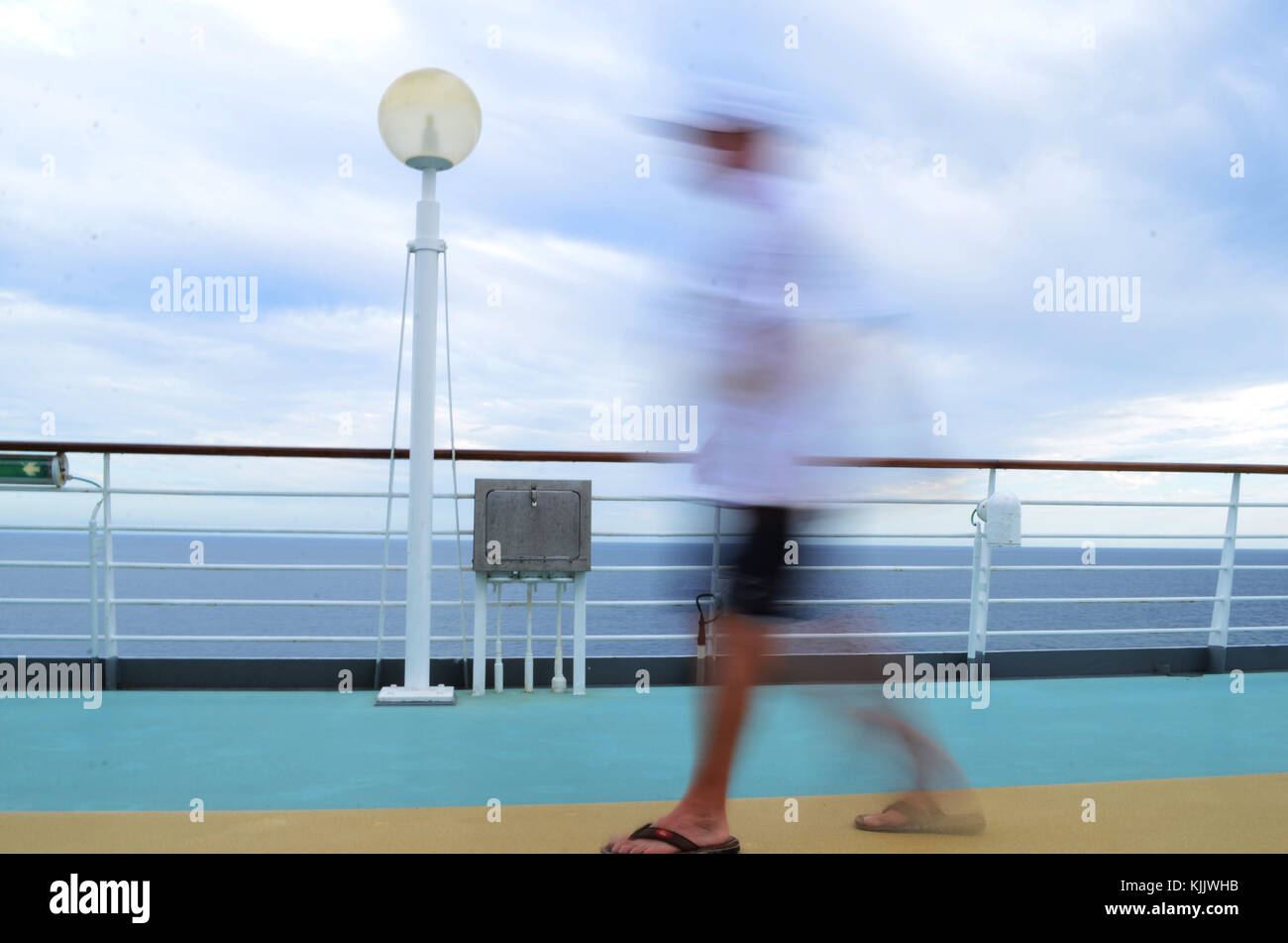 Persona che cammina su una nave da crociera. foto sfocata che mostra il movimento. Foto Stock