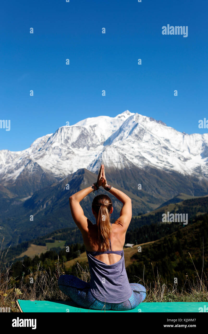 Sulle Alpi francesi. Del massiccio del Monte Bianco. Donna facendo yoya meditazione sulla montagna. Saint-Gervais. La Francia. Foto Stock