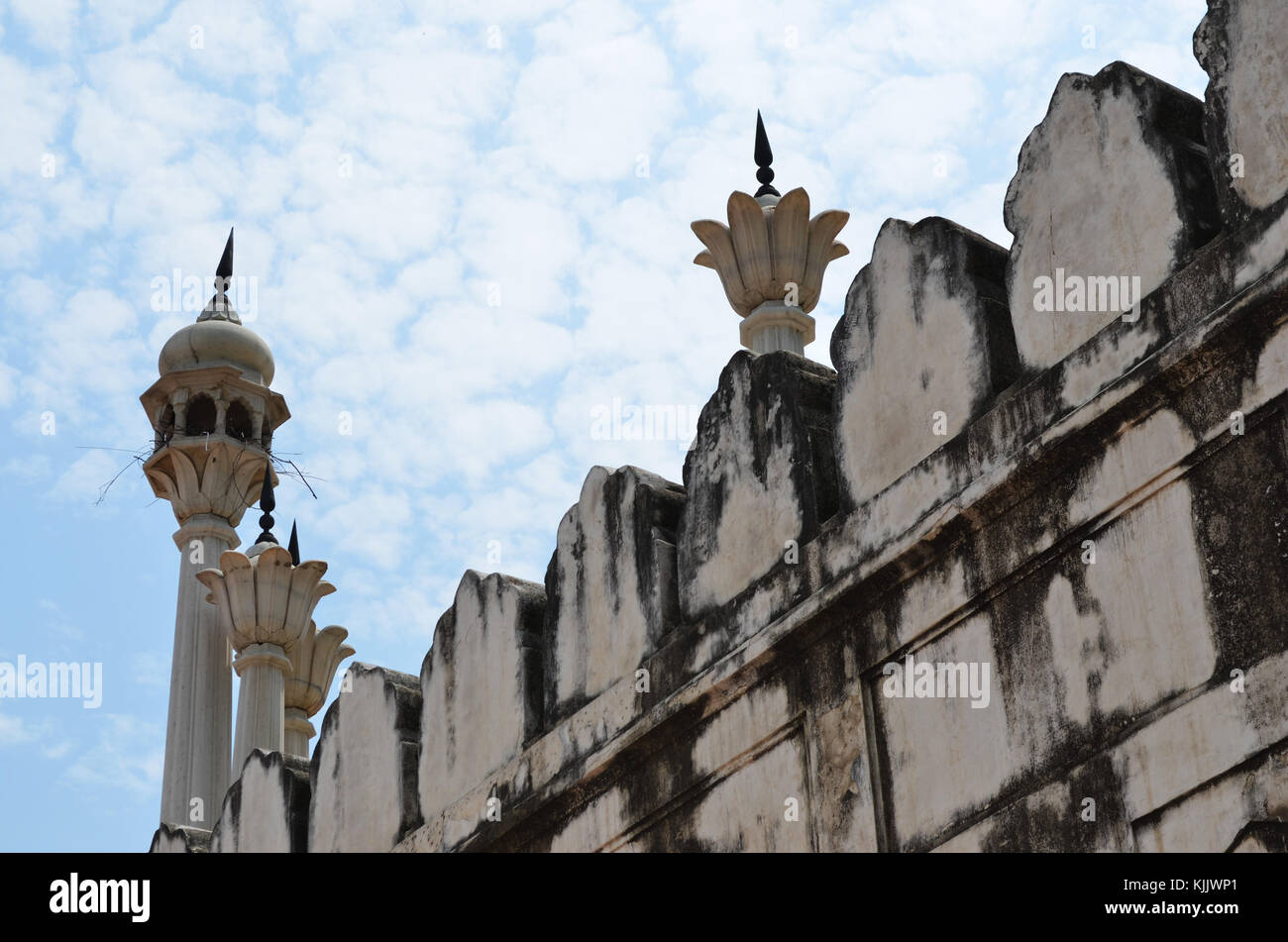 Vecchio edificio che guarda verso il cielo nuvoloso. Preso a Red Fort Delhi India. Foto Stock