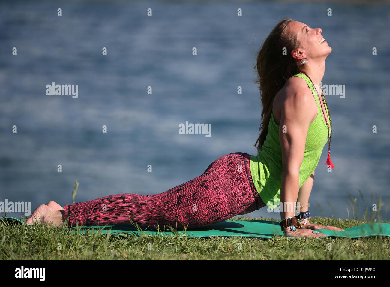 La donna a praticare lo yoga e la meditazione al di fuori. Foto Stock