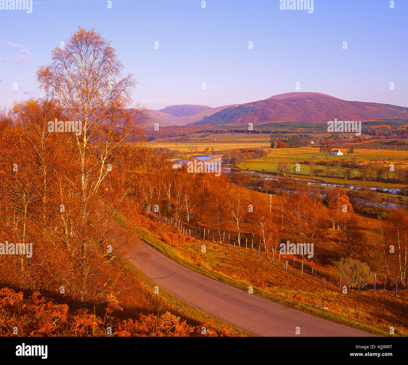 Autunno vista guardando a nord-est attraverso il fiume lochy e la Caledonian canal verso gairlochy, Great Glen Foto Stock