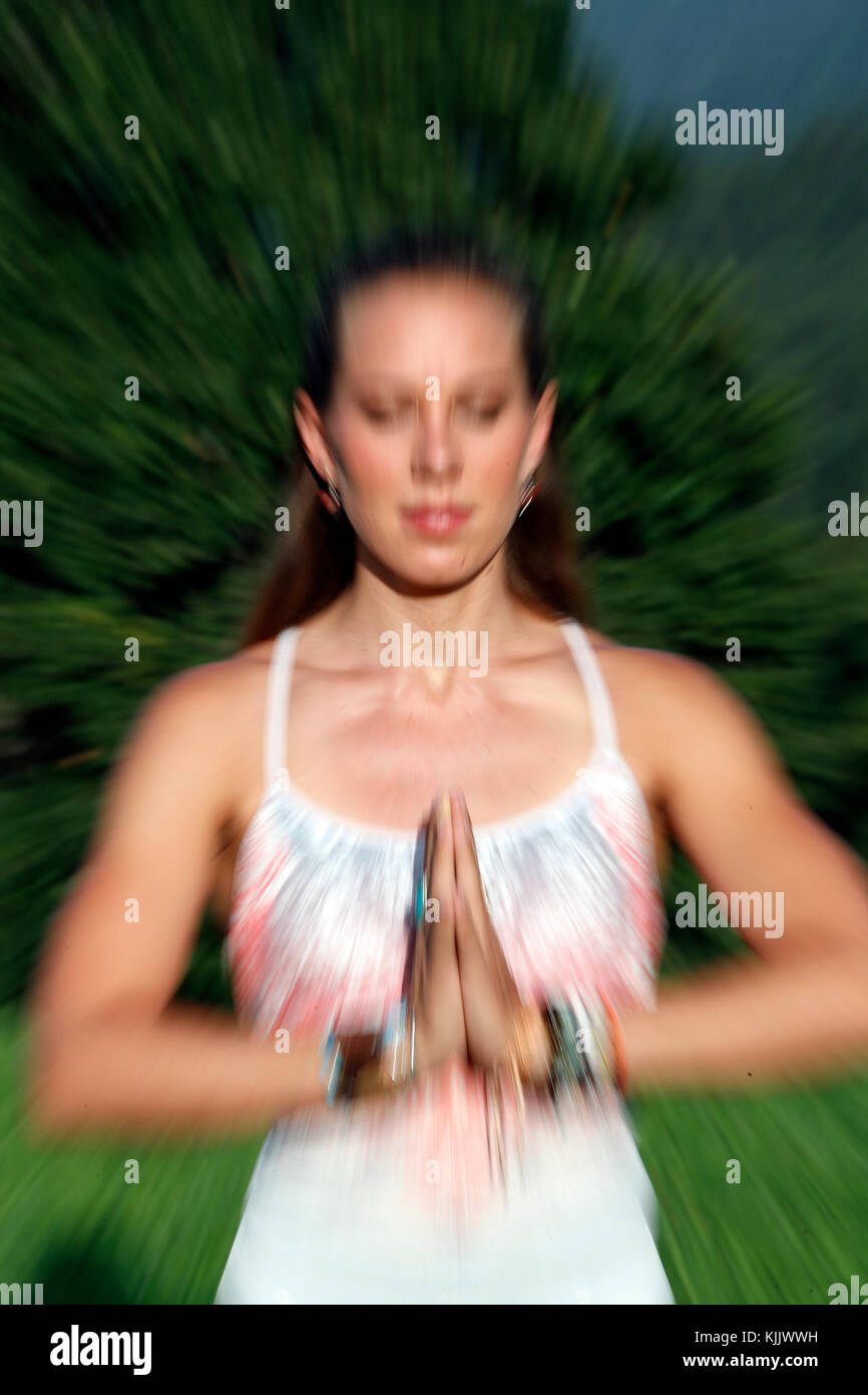 Moto offuscata della giovane donna la pratica dello yoga. La Francia. Foto Stock